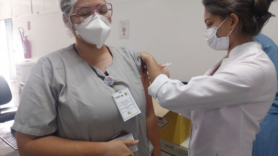 Trabalhadores do Hugo recebem 4ª dose da vacina contra a Covid-19