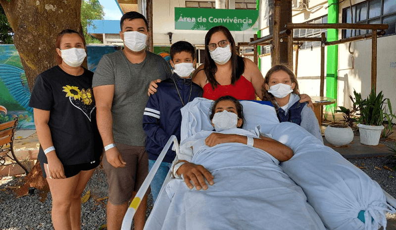 Paciente do Hugo recebe visita da família e mata saudade dos filhos