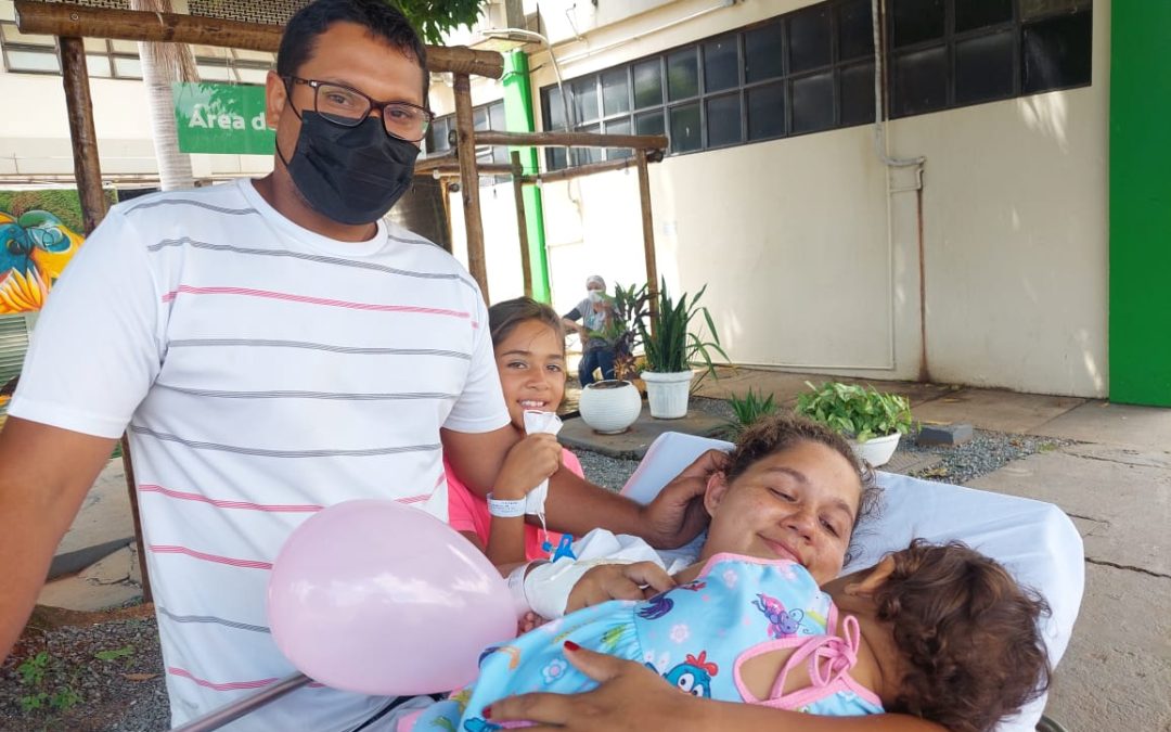 Paciente internada no Hugo recebe visita da filha para amamentar