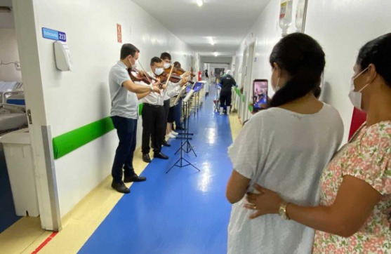 Enfermarias do Hugo recebem orquestra da Congregação Cristã do Brasil
