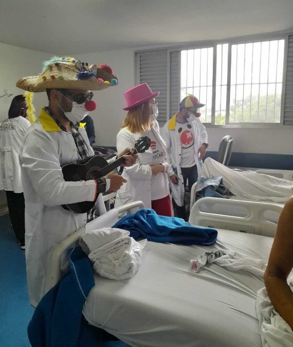 Pacientes do Hugo recebem visita do Grupo Alegria